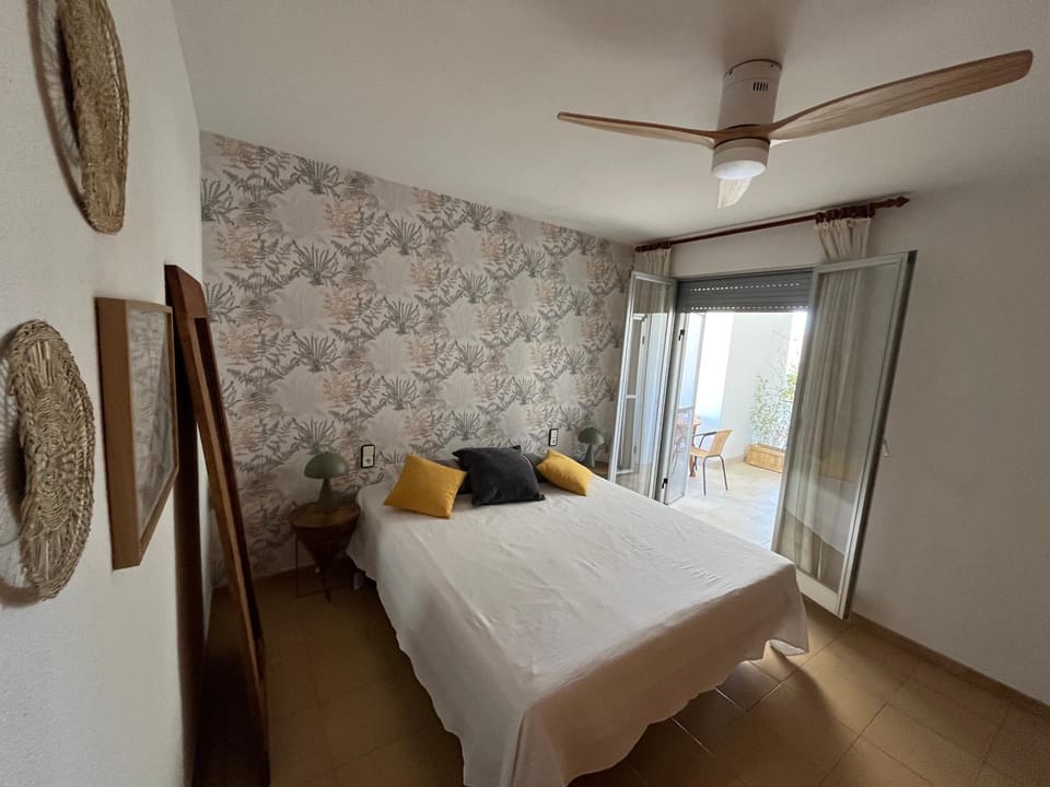 Photo of the whole room, Bedroom