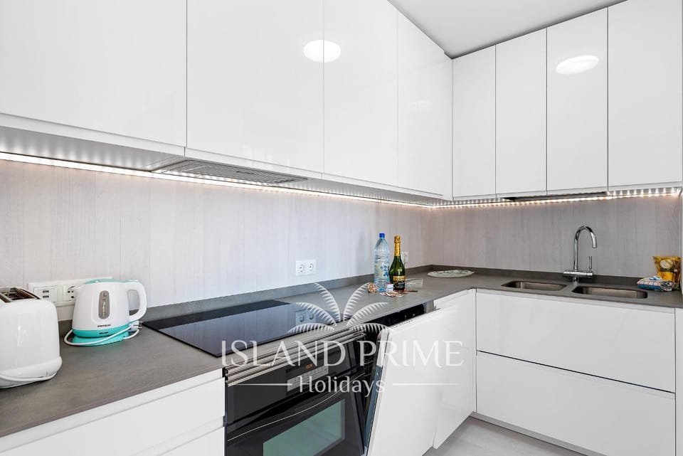 Coffee/tea facilities, Kitchen or kitchenette, dishwasher, stove, toaster