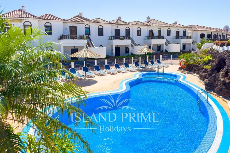 Swimming pool, sunbed