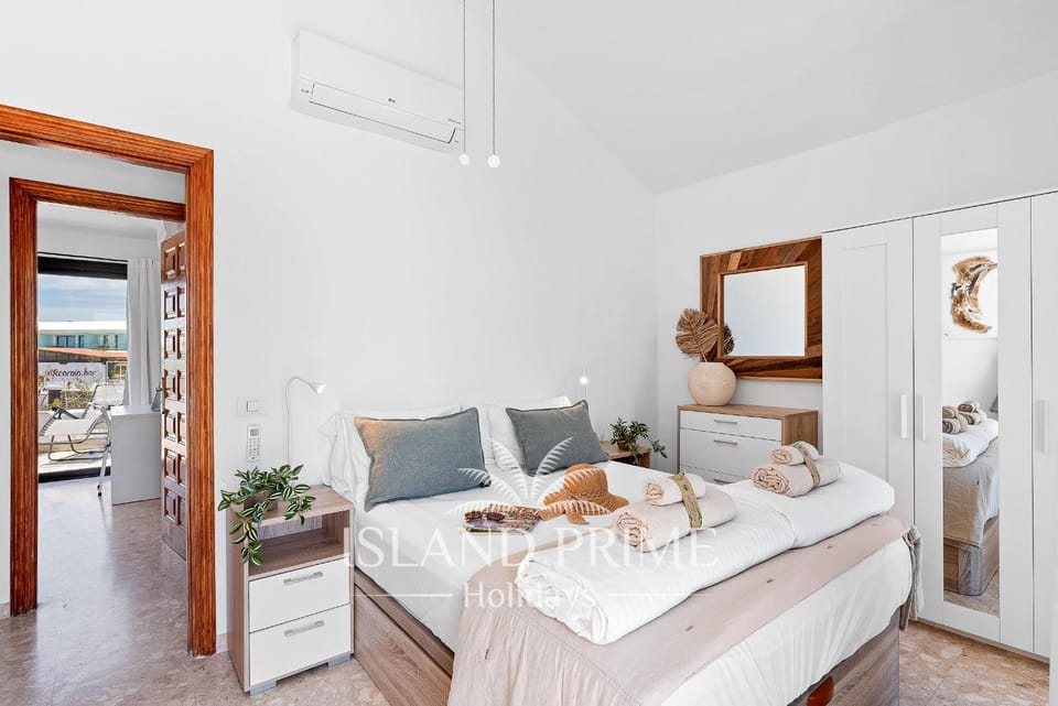 Bed, Decorative detail, Bedroom, wardrobe, air conditioner