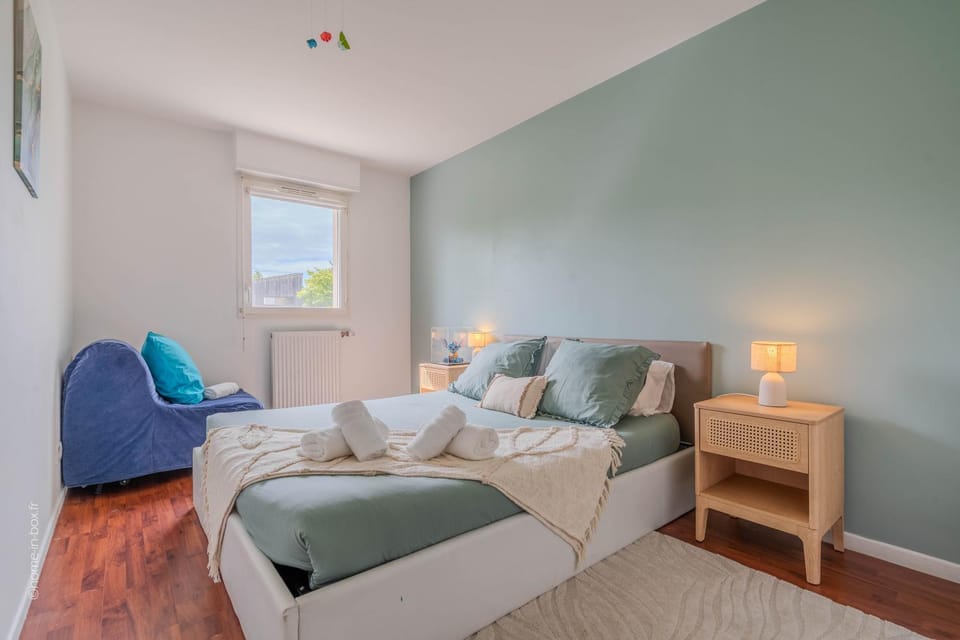 Bed, Photo of the whole room, Bedroom, Entertainment, cot, flat iron, heating, internet, pet friendly, storage
