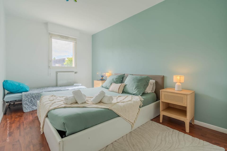 Bed, Photo of the whole room, Bedroom, cot, heating