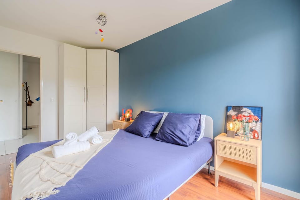 Bed, Photo of the whole room, Bedroom, cot, flat iron, hair dryier, storage