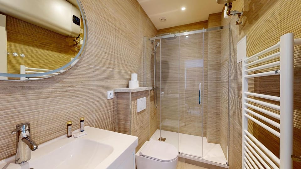 Shower, Toilet, Bathroom, towels