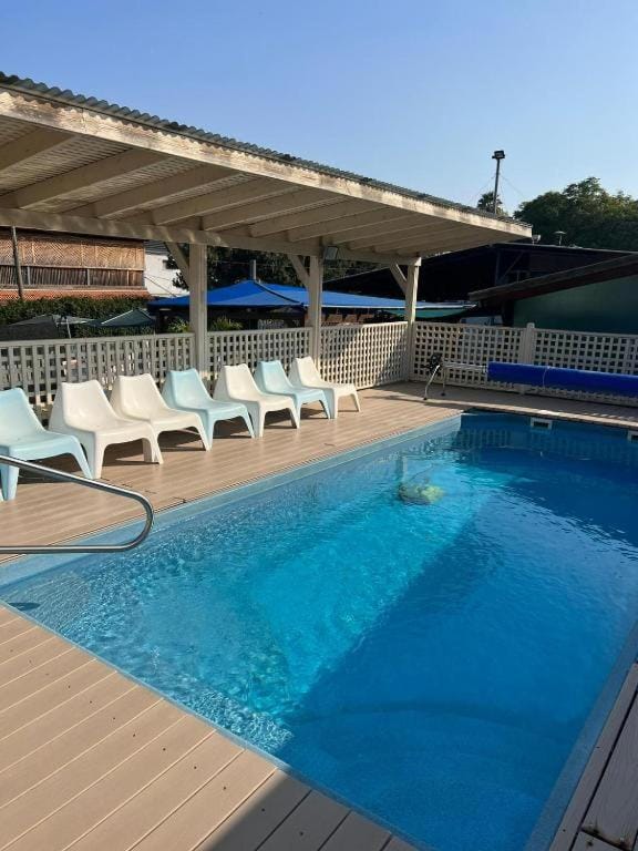 Swimming pool