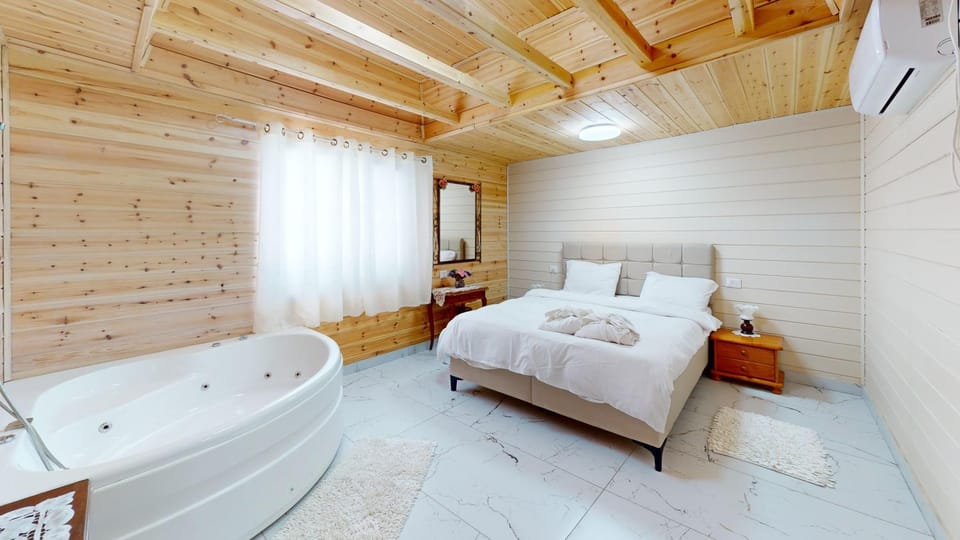 Bed, Hot Tub, Bedroom, towels