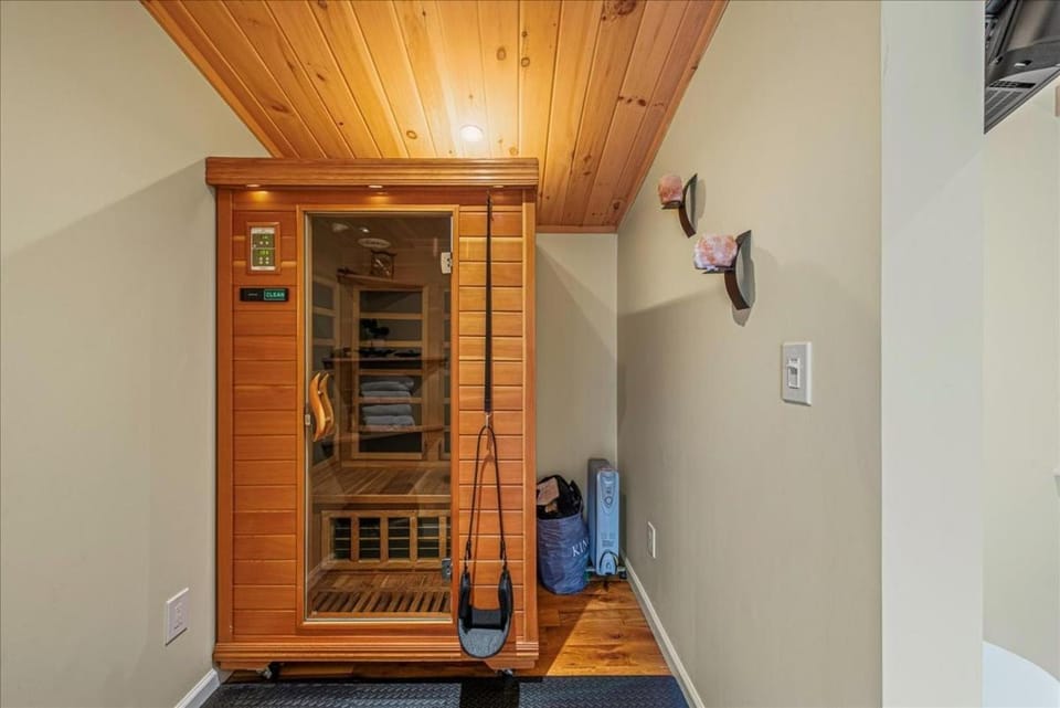 Pocono Scandinavian Cottage House in Coolbaugh Township