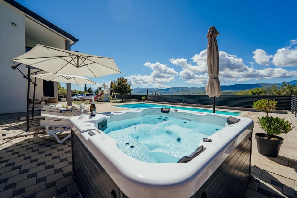Holiday home "Villa Blue Lake" - Private Heated pool, Hotube Villa in Imotski