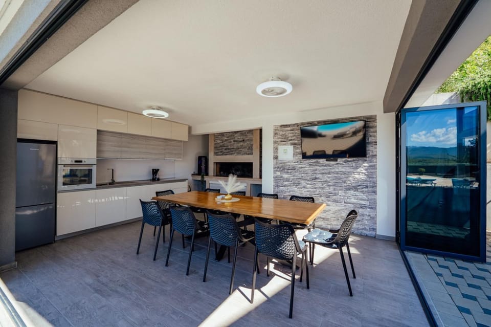 Holiday home "Villa Blue Lake" - Private Heated pool, Hotube Villa in Imotski