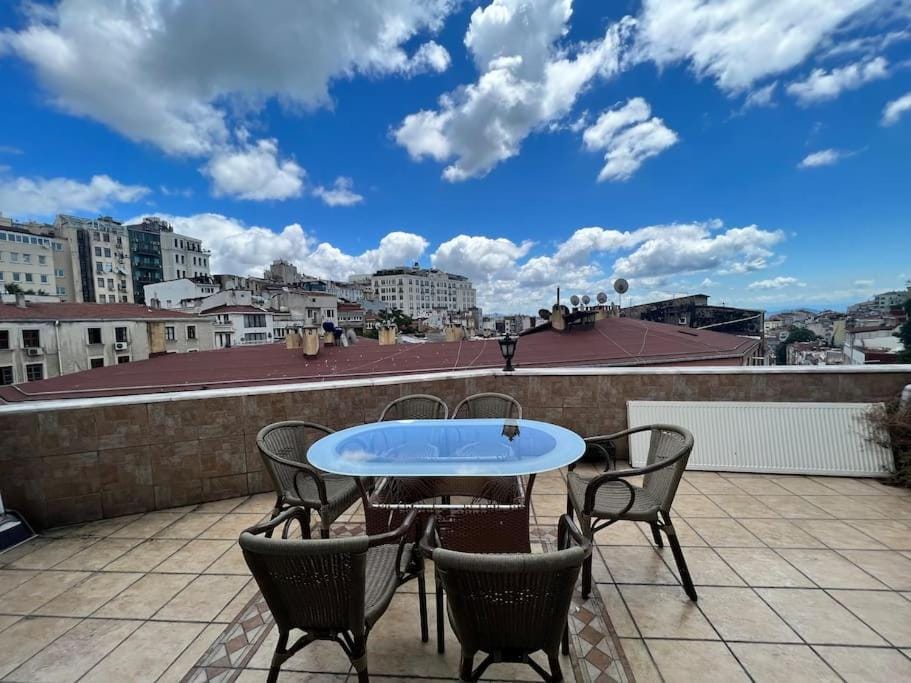 Wonder Homes- Spacious Dublex, 5BR, 2BA, Terrace Apartment in Istanbul