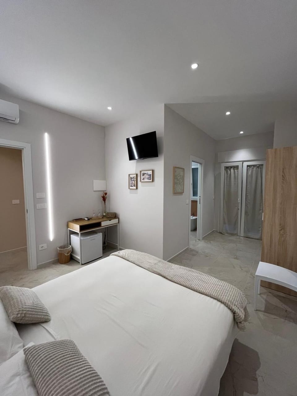 Photo of the whole room, Bedroom, wardrobe