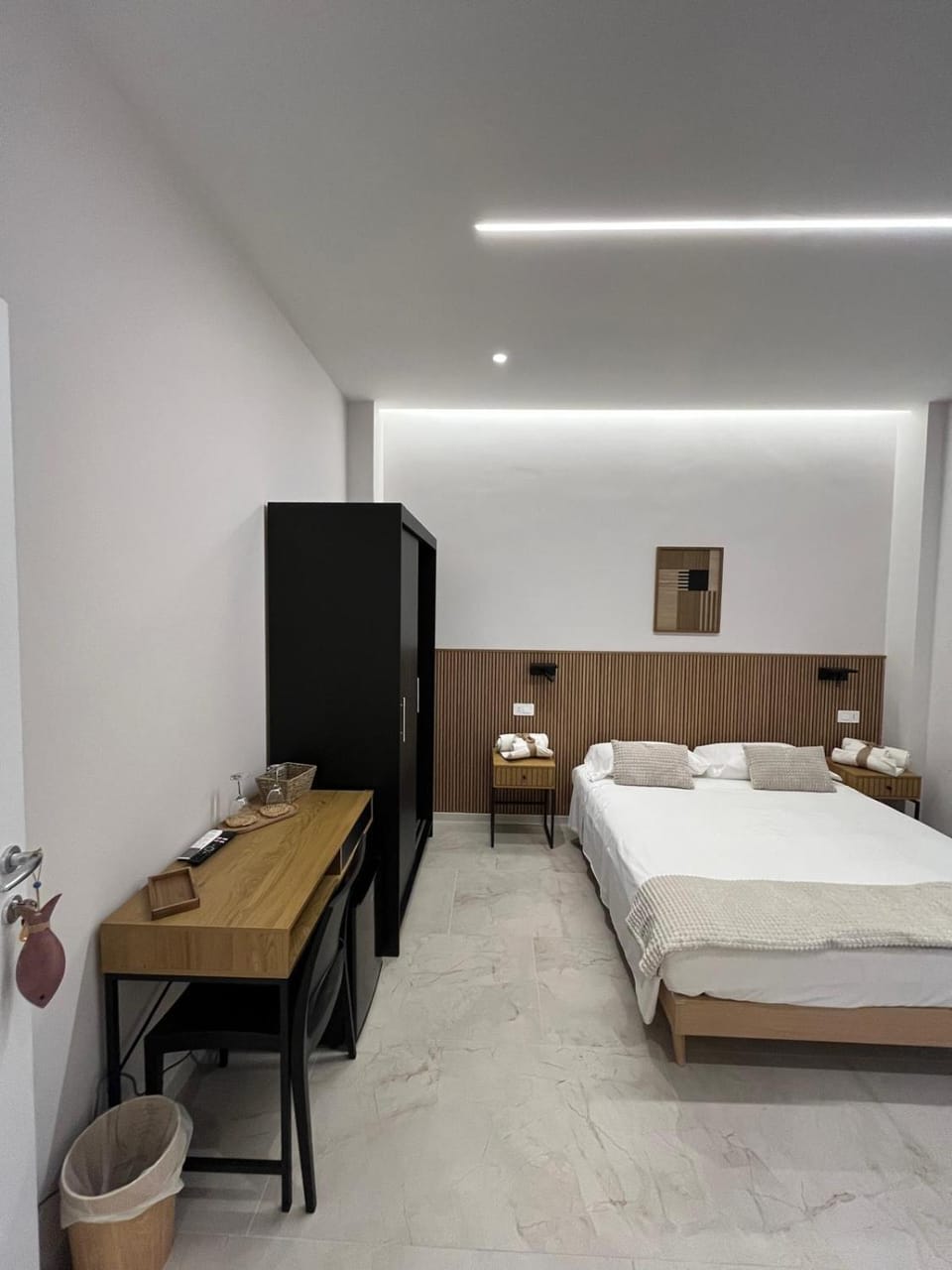 Photo of the whole room, Bedroom