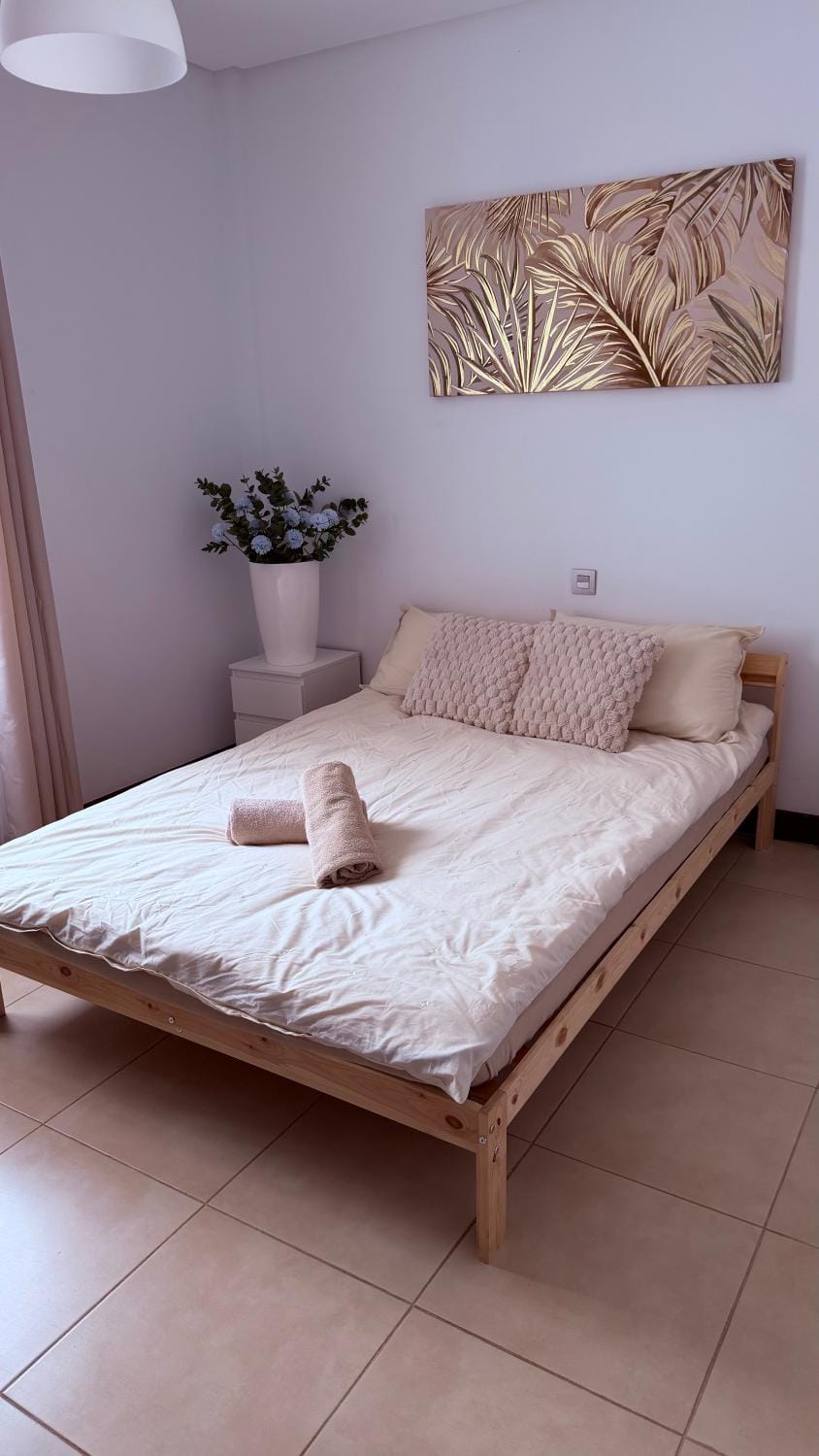 Bed, Bedroom, towels
