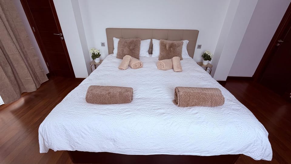 Bed, Photo of the whole room, Bedroom, towels