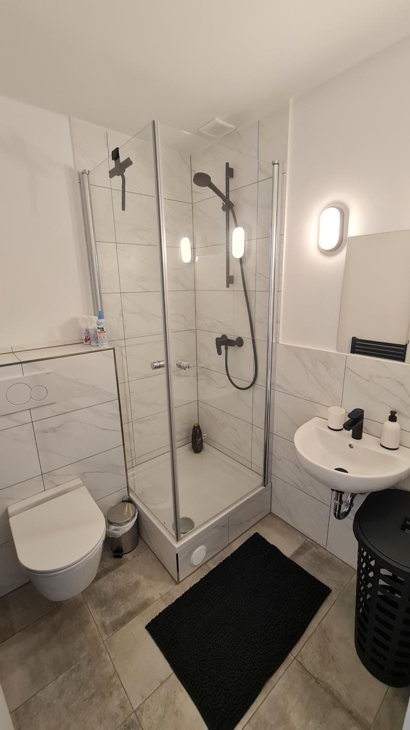 Shower, Toilet, Bathroom, towels