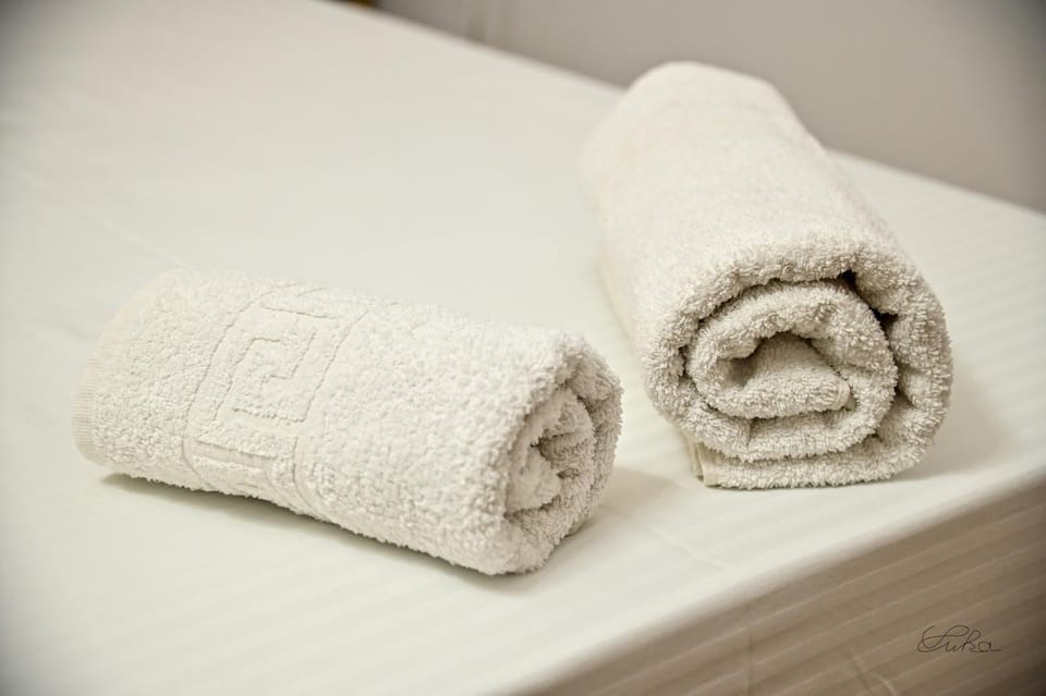 Bed, Bedroom, towels