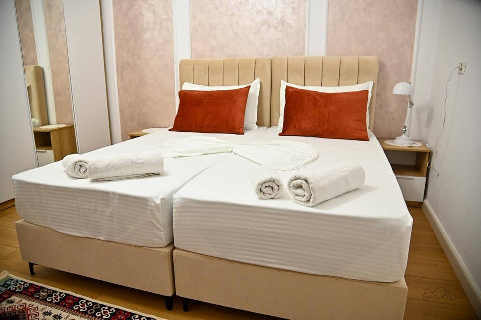 Bed, Bedroom, towels