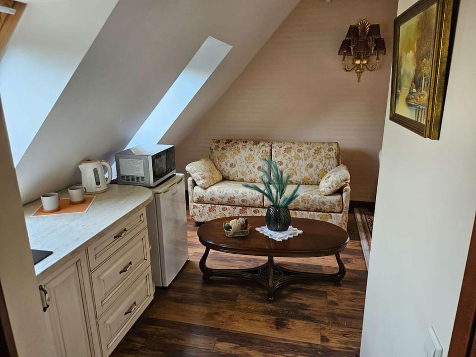 Coffee/tea facilities, Kitchen or kitchenette, Seating area