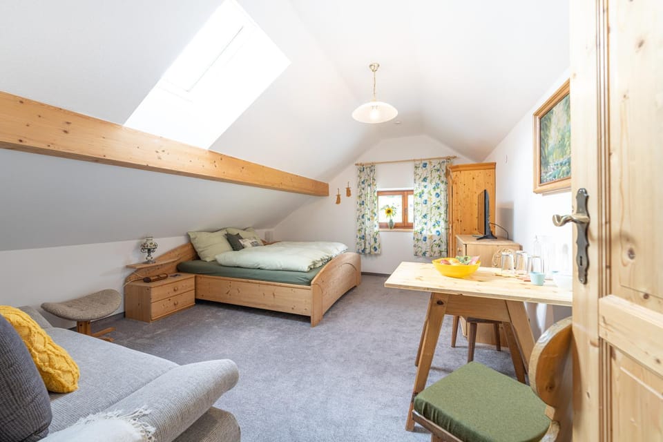 Bed, Living room, Photo of the whole room, Seating area, Dining area, Bedroom