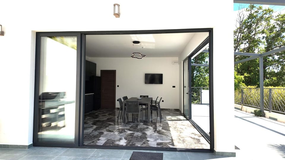 Patio, Day, TV and multimedia, View (from property/room), Balcony/Terrace, Seating area, air conditioner