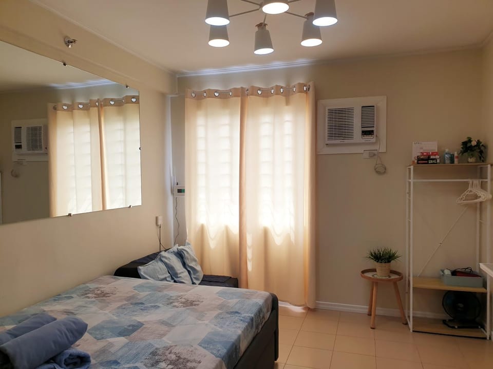 Bed, Living room, Photo of the whole room, air conditioner