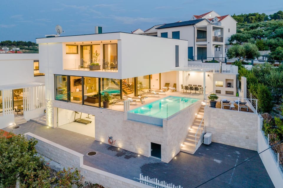 Luxury "Villa Vitae" with heated infinity-pool, 8 sleeps House in Split-Dalmatia County