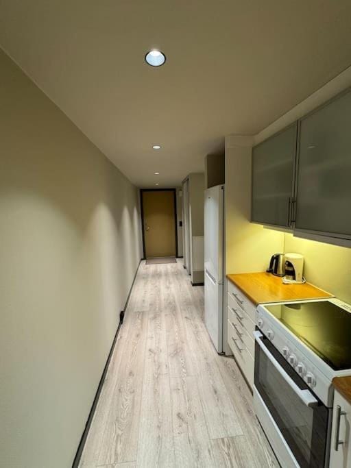 Kitchen or kitchenette, oven
