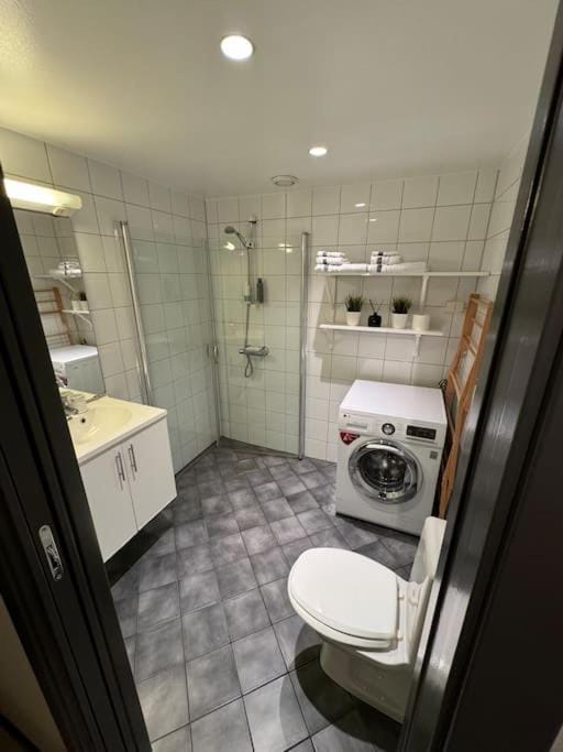 Shower, Toilet, Bathroom, towels, washing machine