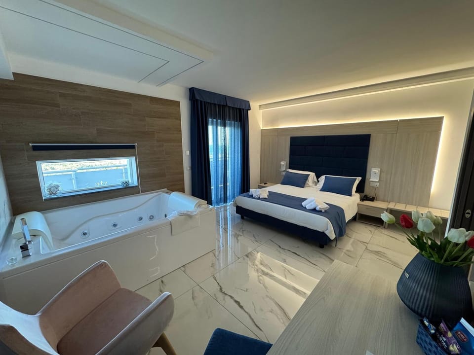 Bed, Hot Tub, Photo of the whole room