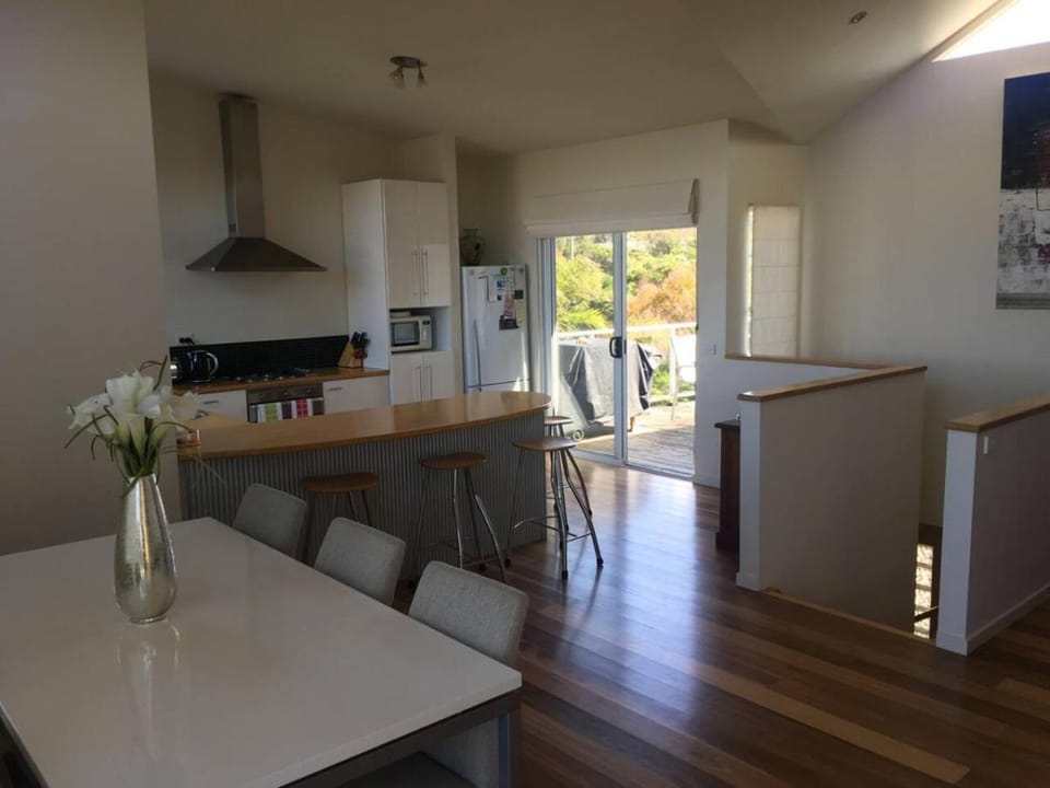 2 Bed Coastal Getaway - Walking distance to beach House in Smiths Beach