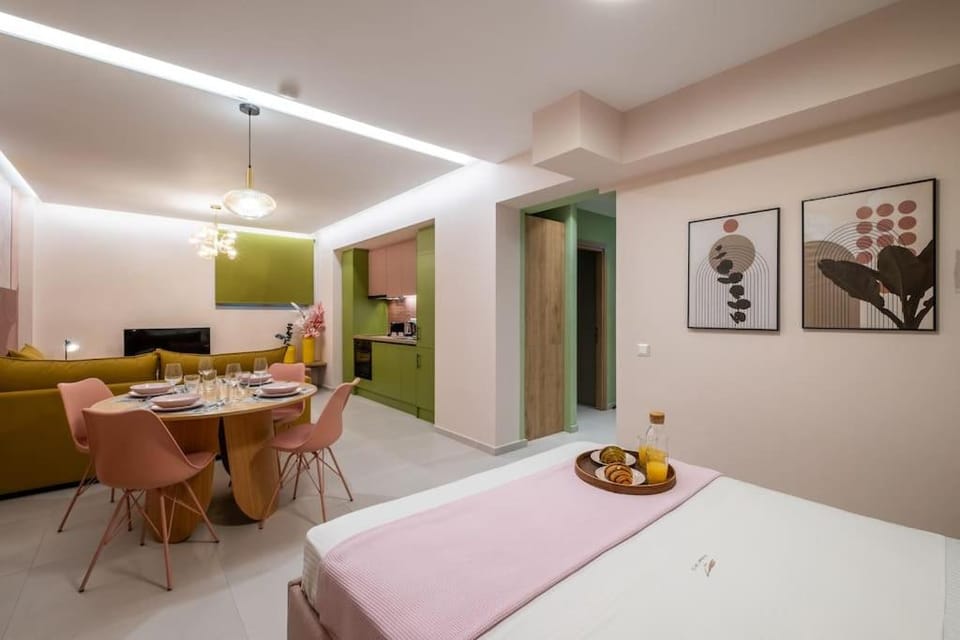Bed, TV and multimedia, Kitchen or kitchenette, Living room, Seating area, Dining area, Bedroom