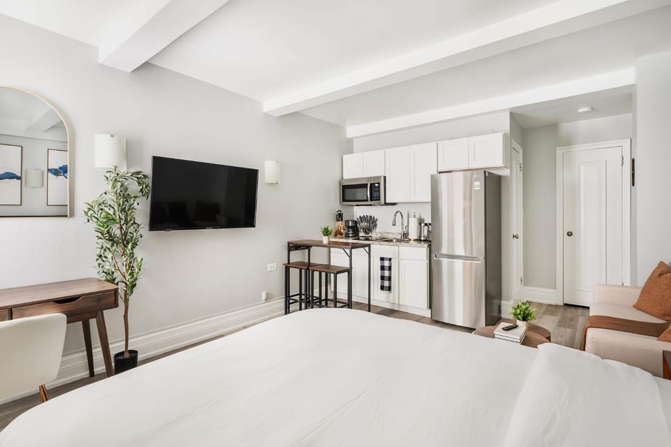 73-310 Newly Reno Studio UWS Doorman Gym Laundry Apartment in Upper West Side