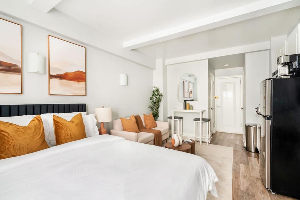 73-304 Newly Reno Studio UWS Doorman Gym Laundry Apartment in Upper West Side