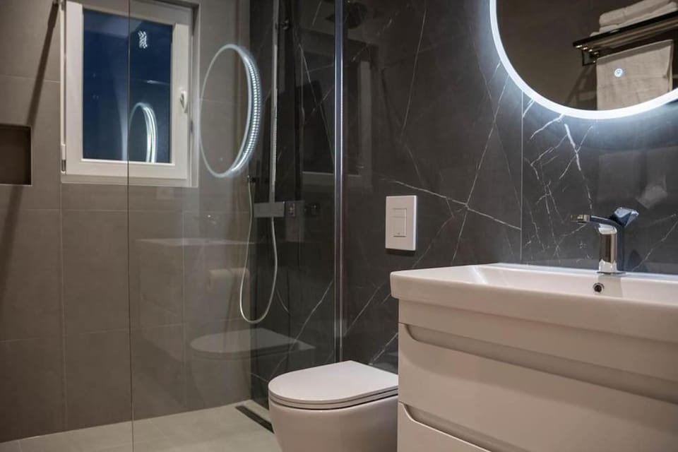 Shower, Toilet, Bathroom, towels