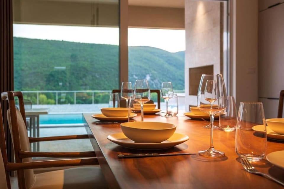 Food and drinks, Dining area, Mountain view, Pool view