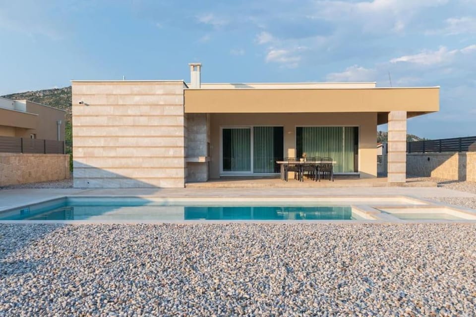 Property building, Day, Pool view, Swimming pool