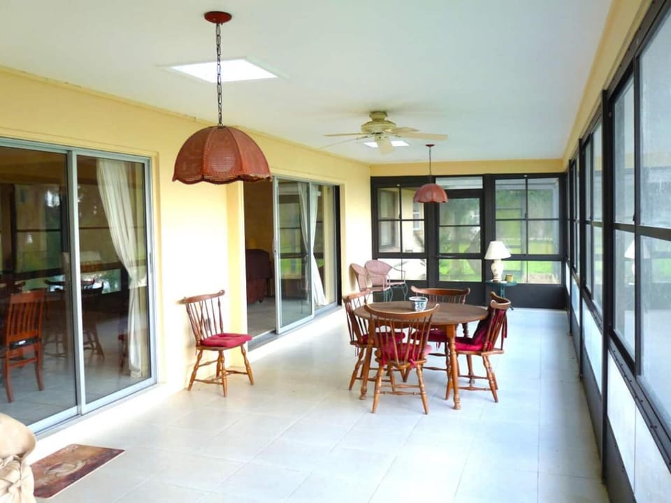 Lakeview Retreat w Jacuzzi Tub Gator Den House in Florida