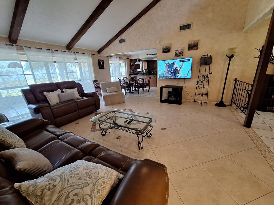 Lakeview Retreat w Jacuzzi Tub Gator Den House in Florida