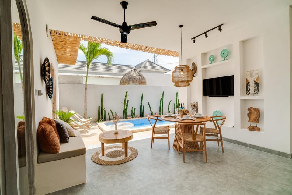 Communal lounge/ TV room, TV and multimedia, Living room, Seating area, Dining area, Pool view, Swimming pool