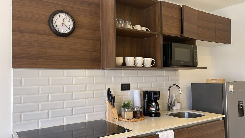 Coffee/tea facilities, Kitchen or kitchenette, stove