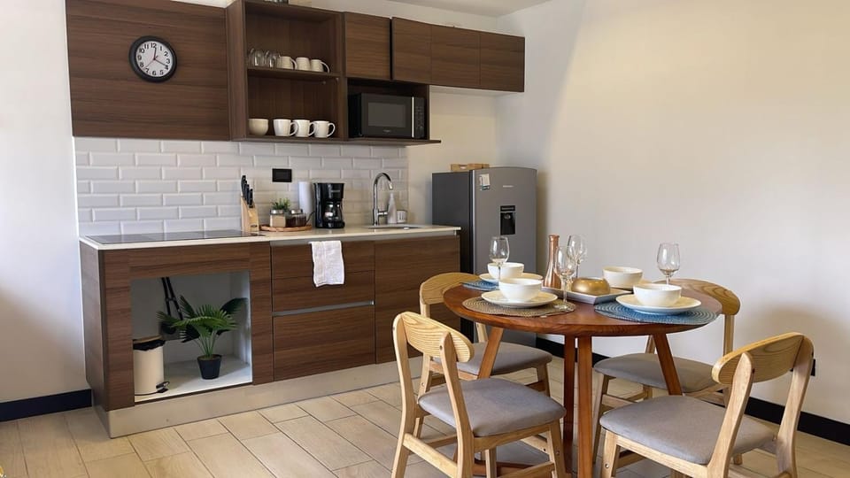 Coffee/tea facilities, Kitchen or kitchenette, Dining area, stove