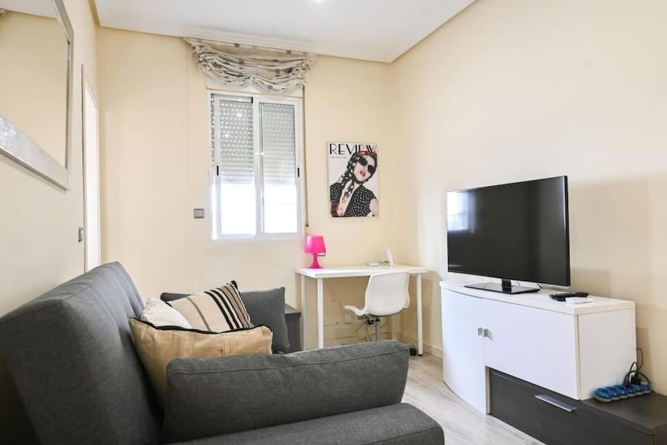Communal lounge/ TV room, TV and multimedia, Living room, Seating area, Evening entertainment