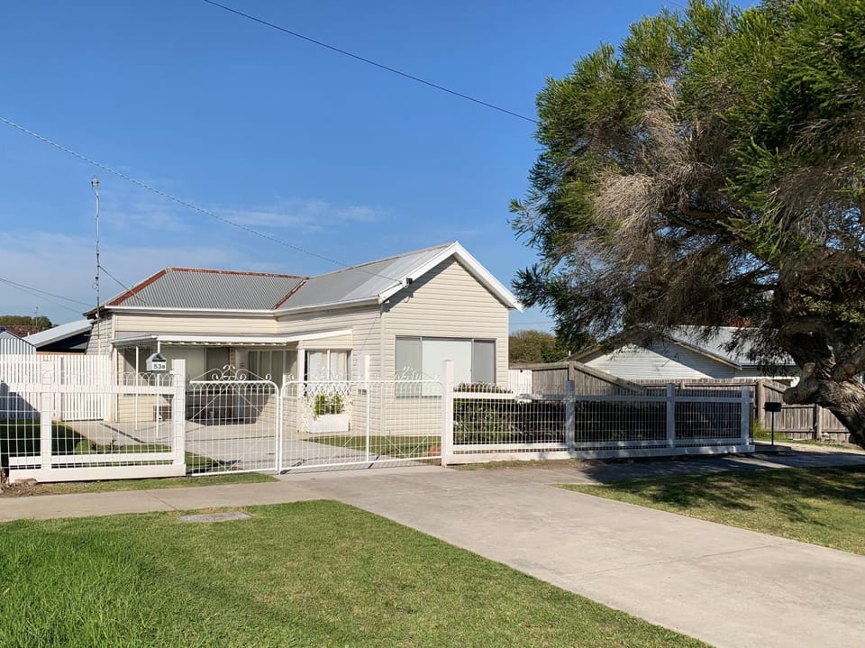 Canterbury Cottage - dog friendly - fully fenced House in Wonthaggi