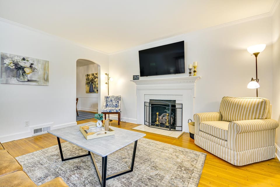 'Dogwood Cottage' w/ Fireplace: 1 Mi to University House in High Point