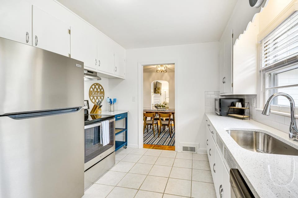 'Dogwood Cottage' w/ Fireplace: 1 Mi to University House in High Point