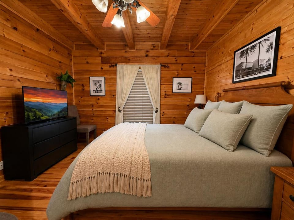 Groot's Place - 5 min to main parkway!! House in Pigeon Forge