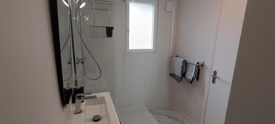 Shower, Bathroom, towels