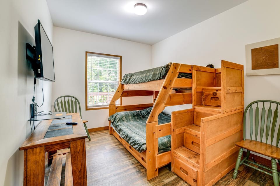 Private Beach & Sport Court! Home on Oneida Lake House in Oneida Lake