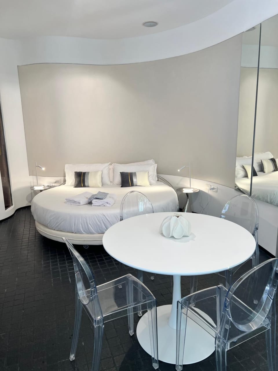 Bed, Photo of the whole room, Dining area