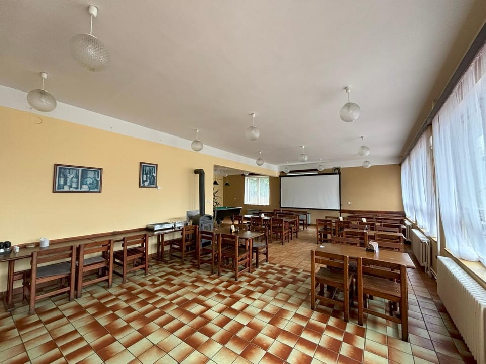 Restaurant/places to eat, Meeting/conference room